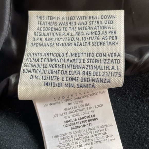 Moncler jacket, in perfect condition and barely worn. - Picture 8 of 9